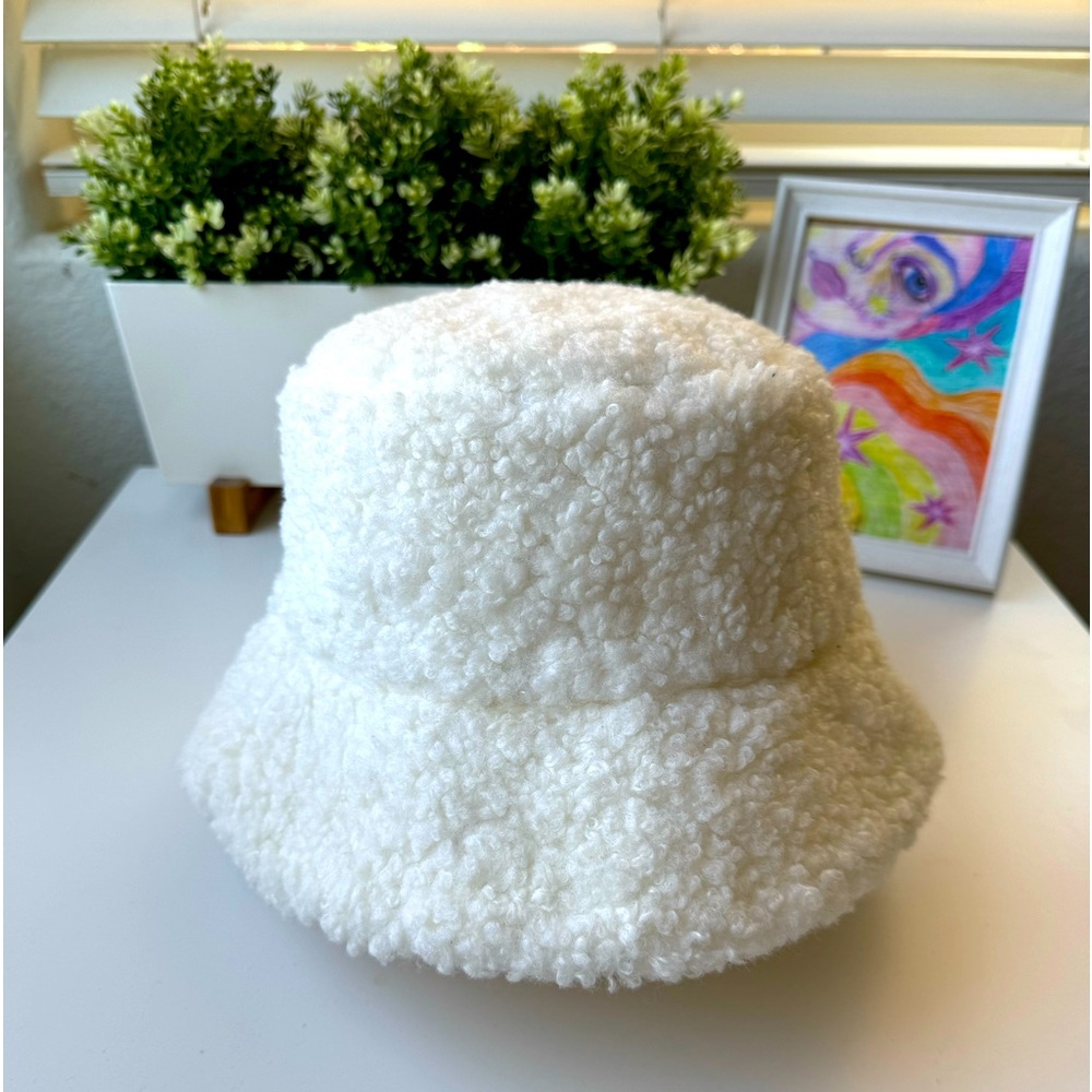 F21 teddy bucket hat